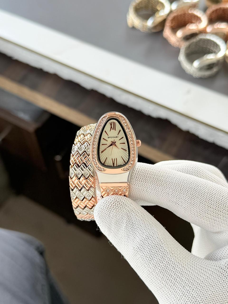 Bulgari Snake Diamond Belt
Two tone rose white Dial Womens Watch