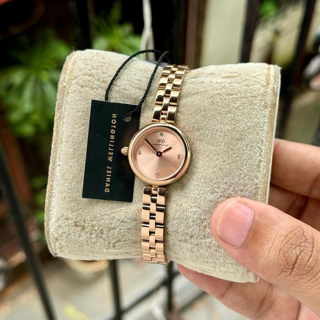 D-W SMALL MINI DIAL FOR WOMENS
( FULL ROSE GOLD )