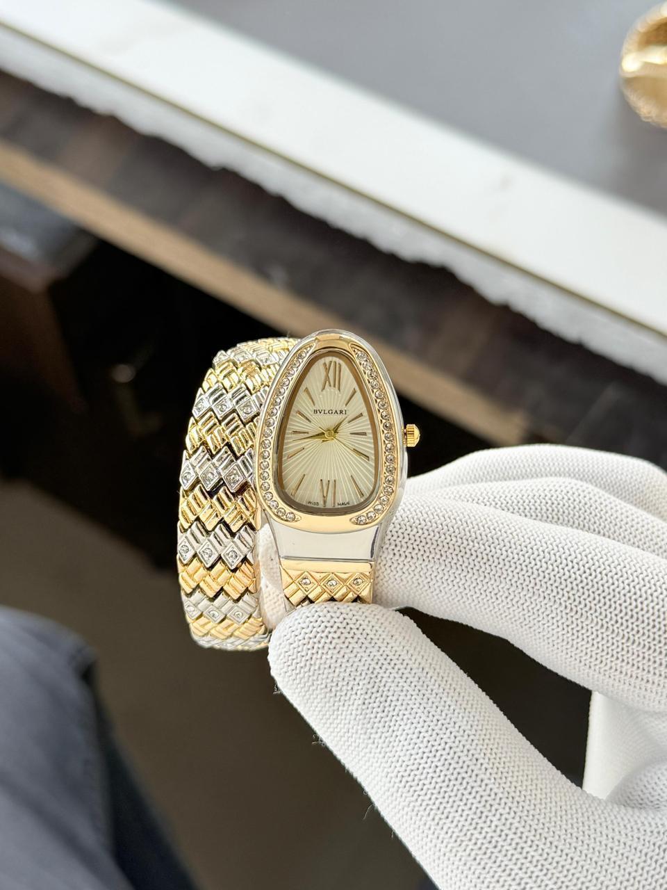 Bulgari Snake Diamond Belt
Two tone gold gold Dial Womens Watch