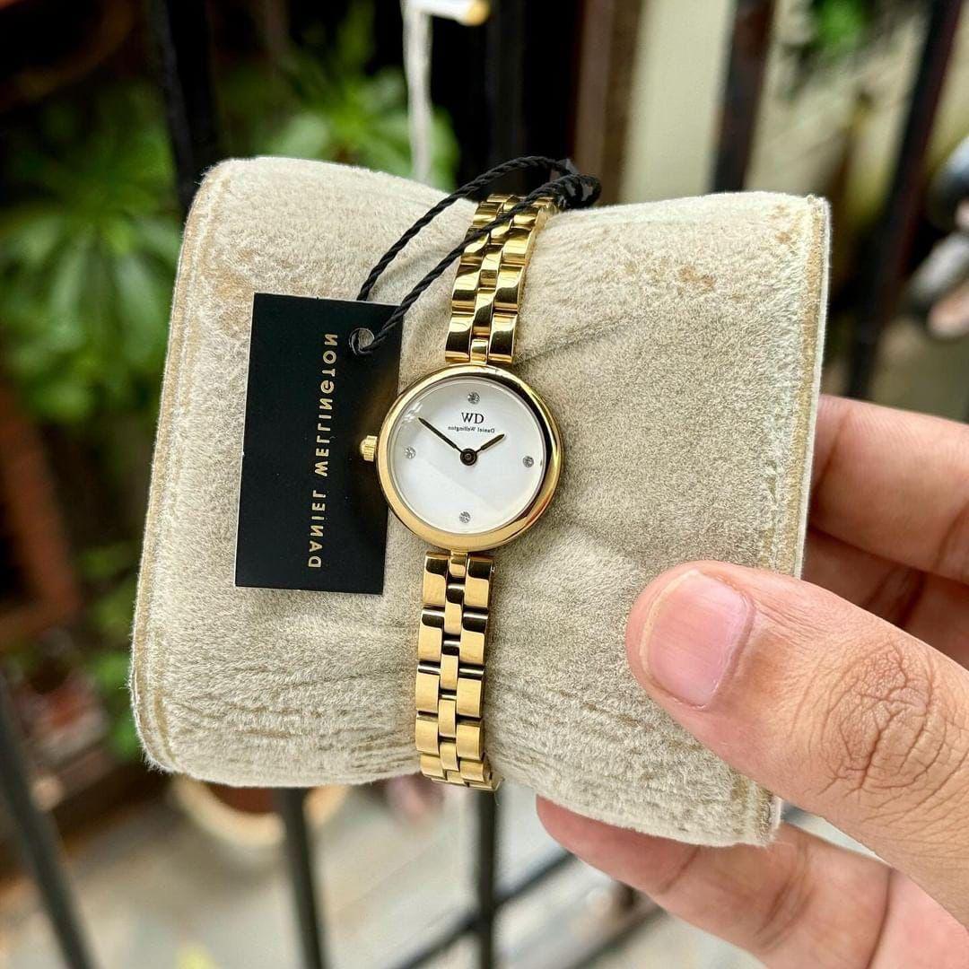 D-W SMALL MINI DIAL FOR WOMENS
( GOLD WHITE )