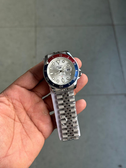 Seko Gmt Pepsi  Red bezel Watch 
( Battery Operated Looks Like Automatic )