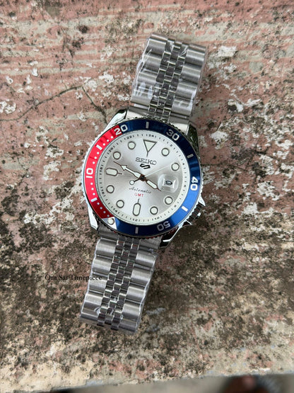Seko Gmt Pepsi  Red bezel Watch 
( Battery Operated Looks Like Automatic )