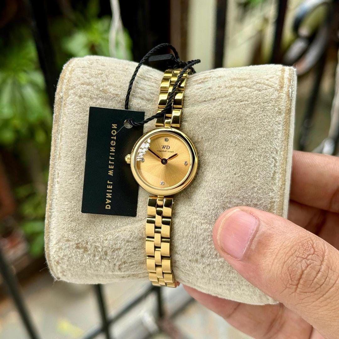 D-W SMALL MINI DIAL FOR WOMENS
( FULL GOLD )